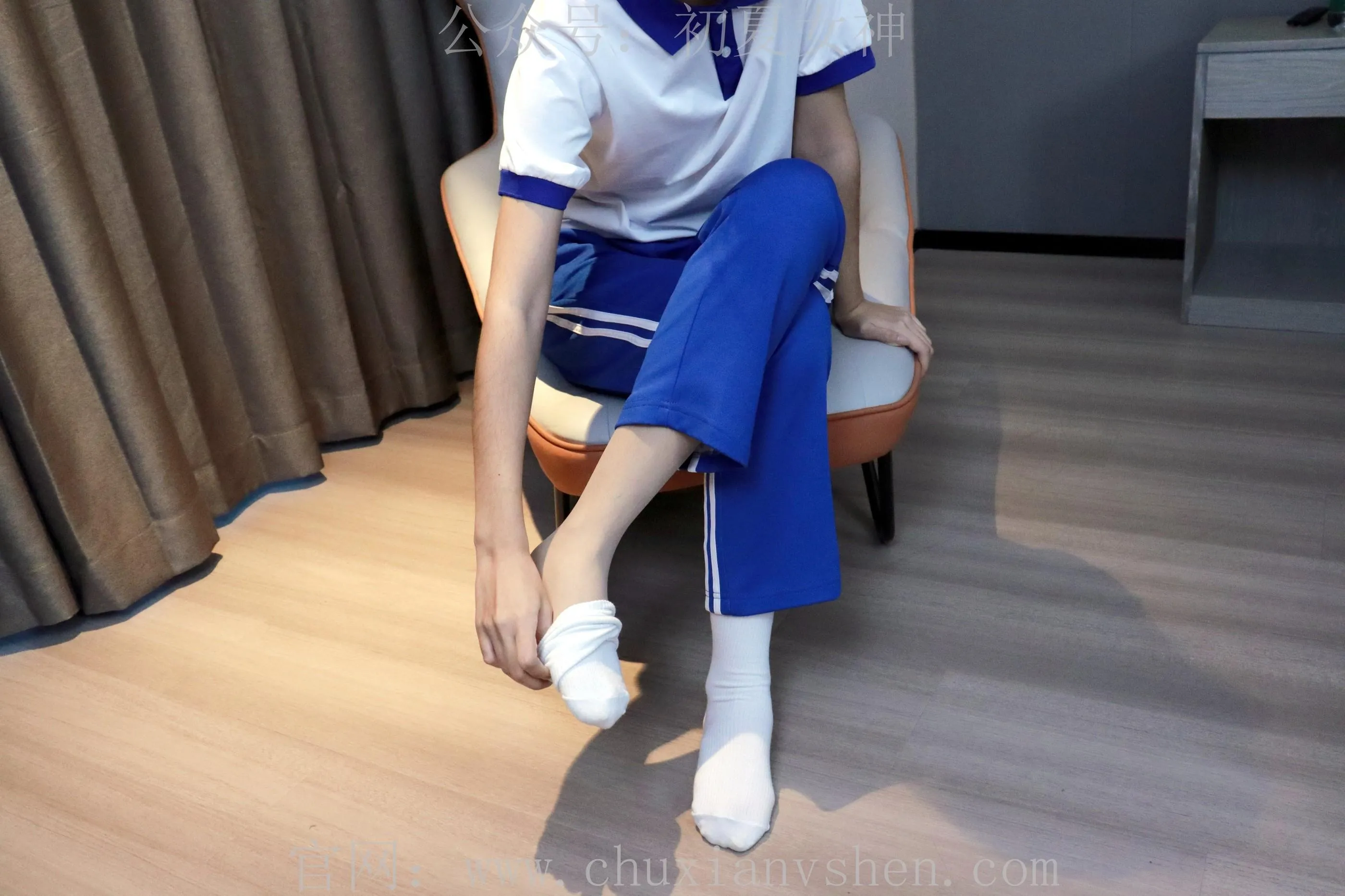 初夏女神 NO.001 依依校服搭配37码运动鞋拍摄 [126P]插图2